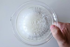 agite bem a mistura de bicarbonato e limão