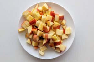 corte uma maçã em cubinhos pequenos