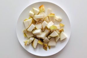 corte uma pera em pedaços pequenos