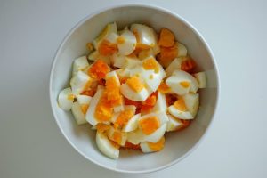 cozinhe os ovos e corte em pedacinhos