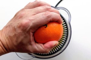 esprema o suco de uma laranja