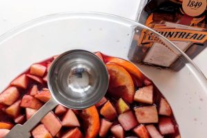 adicione triple sec ou outro licor à sangria
