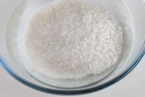 deixe o arroz de molho em bastante água por 20 a 30 minutos