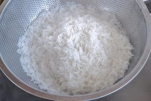 escorra a água e deixe o arroz descansar por 5 a 10 minutos