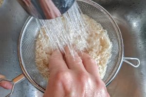 lave o arroz até que a água fique quase transparente