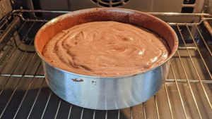 asse o bolo de forno preaquecido