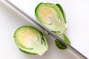 corte a couve-de-bruxelas ao meio