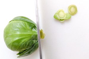 corte o talo da couve-de-bruxelas