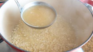 adicione aos poucos o caldo de legumes