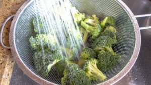 lave o brocolis em agua corrente