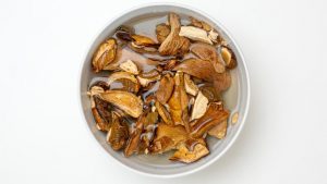 reidrate os cogumelos secos