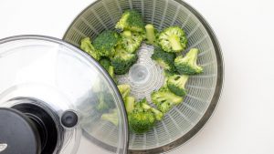 use uma centrifuga de saladas para secar bem o brocolis