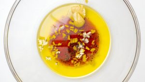 adicione os ingredientes da vinagrete
