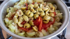 adicione tomate alcaparras e azeitonas