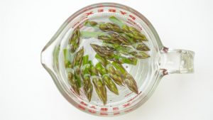 branquear as pontas do aspargo