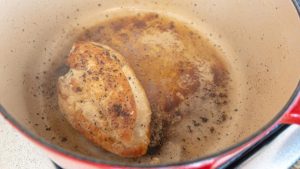 grelhe o peito e deixe o fundo da panela queimar