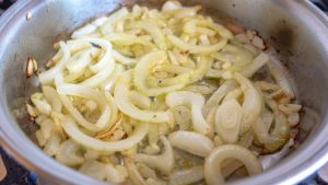 refogue e doure a cebola