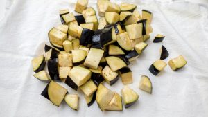 secar os pedaços de berinjela