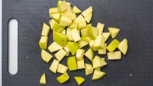 corte a maçã em cubinhos