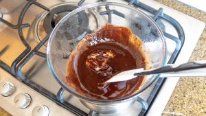 derreta o chocolate e a manteiga