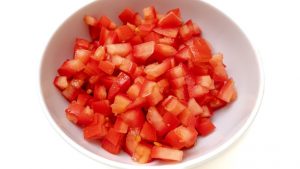 corte o tomate em cubinhos