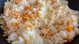 misture arroz cenoura e cebola