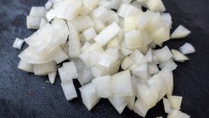 corte a cebola em cubinhos pequenos