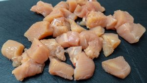 corte o frango em cubos