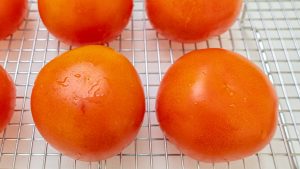 deixe o tomate sobre uma grade