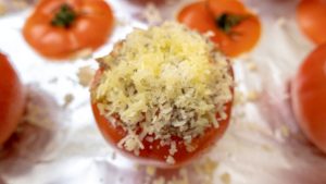 polvilhe queijo ralado sobre o tomate