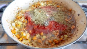 adicione tomate e temperos