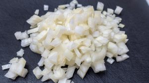 corte a cebola em cubos pequenos