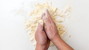 Esfregar levemente com as palmas das mãos