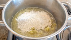 adicione a farinha e batata