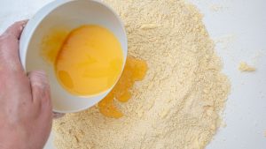 adicione a gema e água