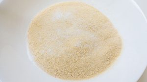 adicione sal à farinha de rosca