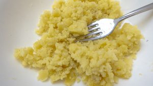 amasse a batata com um garfo ou espremedor