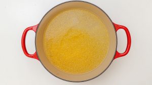 colocar ingredientes na panela