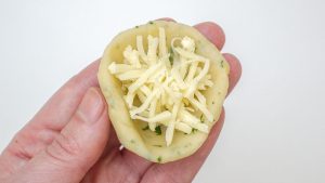 coloque cerca de 5 gramas de queijo