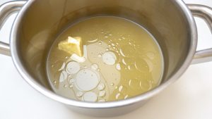 coloque o caldo óleo e manteiga na panela