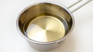 coloque óleo vegetal na panela