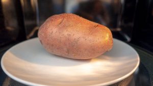 cozinhe a batata no microondas