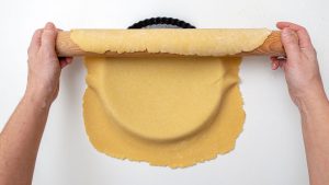 desenrole a massa sobre a forma