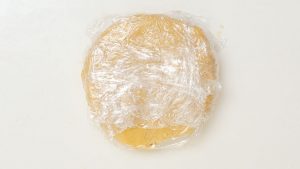 embrulhar a massa em filme plástico