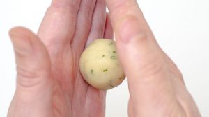 enrole a bolinha de massa