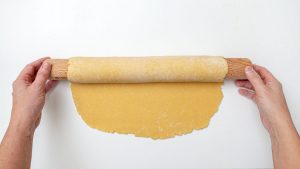 enrole a massa no rolo