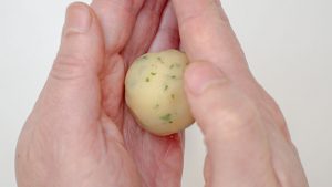 enrole delicadamente a bolinha de queijo