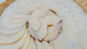 espalhe pedaços de maçã no centro da torta