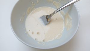 faça uma mistura líquida de farinha e água