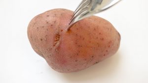 fure a batata com um garfo